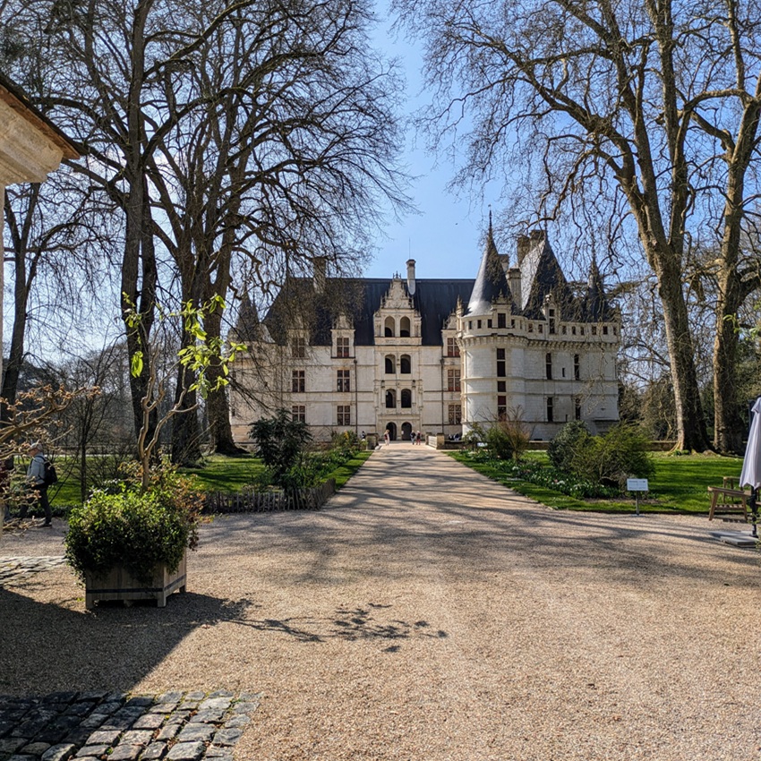Château d'Azay-le-Rideau avec son allée