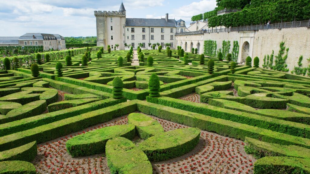 Jardins à la française du château de Villandry avec leurs haies géométriques et le château en arrière-plan