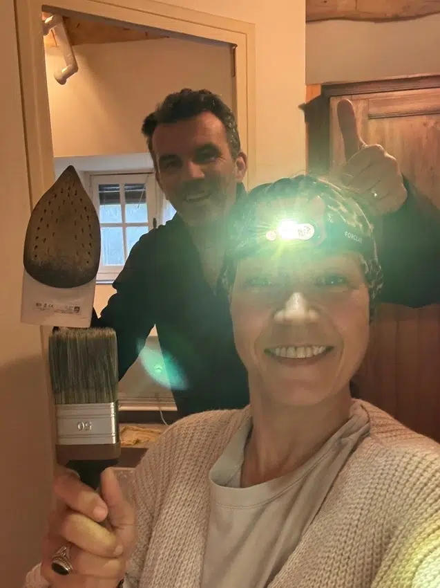 Régina et Henry en travaux dans le gîte tout sourire