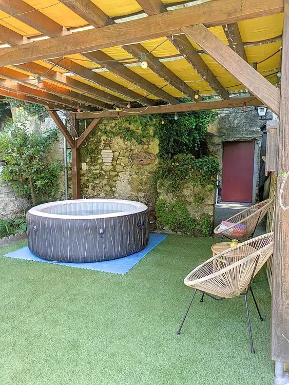 Jacuzzi extérieur au gîte Le Nid du Vieux Logis