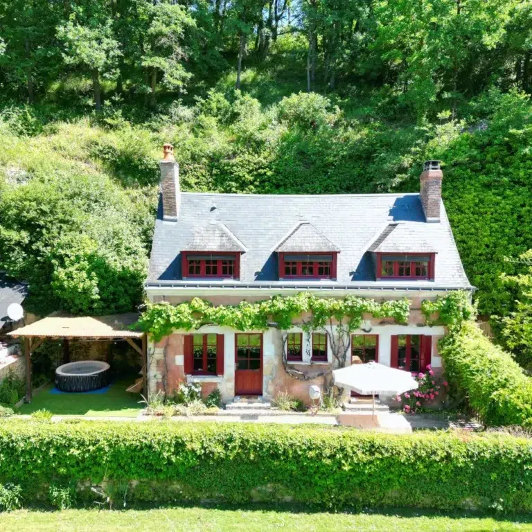 Gîte familial Le Nid du Vieux Logis avec jardin et jacuzzi, près des châteaux de la Loire.